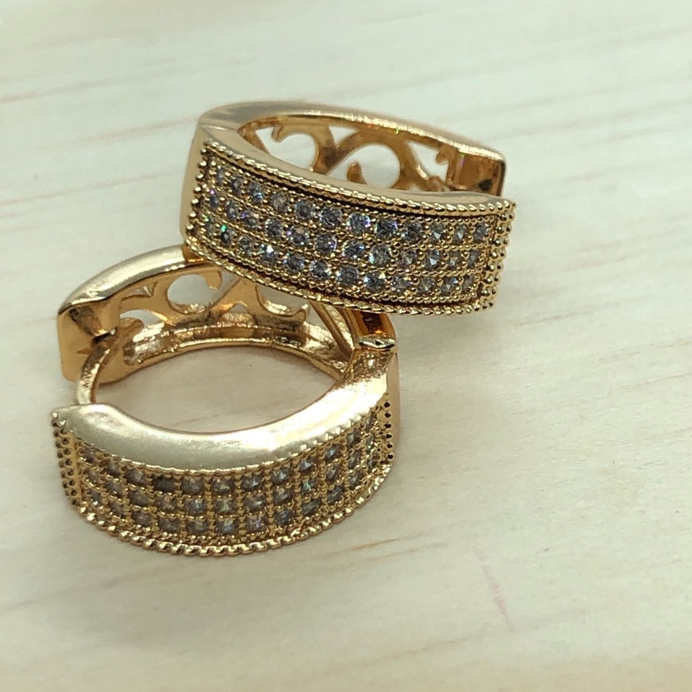 🌟 Gold Hoop Earrings - Picture 4 of 5